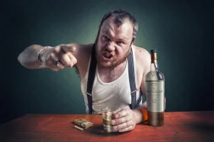 Alkohol dělá z člověka opici a vrací ho na pomyslný strom, na kterém to všechno začalo. Foto: GaloreMag.com