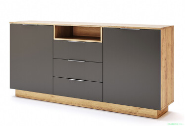 Komoda poskytuje dostatek místa pro oblečení, dokumenty, dekorace i další nezbytnosti. Foto: Dubok