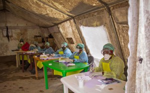 Uvnitř africké provizorní nemocnice, ve které se léči a umírají pacienti s ebolou. Foto: Blogcdn.com
