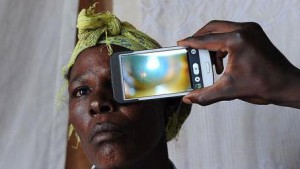 Aplikace v mobilním telefonu umí ze snímků oka odhalit onemocnění. Foto: Twitter