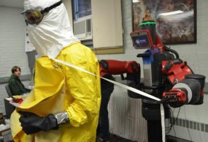 Robot Baxter umí svlékat kontaminované ochranné oblečení. Foto: Worcester Polytechnic Institute