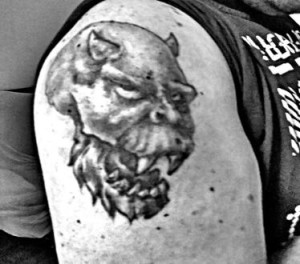 Vězňové si mohou nechat odstranit tetování, svědčící o jejich příslušnosti ke gangu. Foto: Marie Janáková