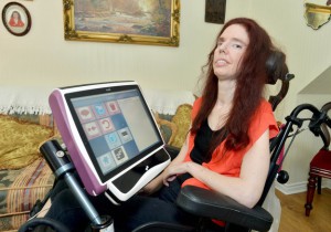 Dvaačtyřicetiletá Dawn Websterová díky speciálně upravenému počítači dokáže komunikovat i studovat. Foto: BuzzFeed / archiv Dawn Websterové
