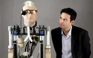 Bionický muž REX (s brýlemi) stál milion dolarů. Foto: Dogonews.com