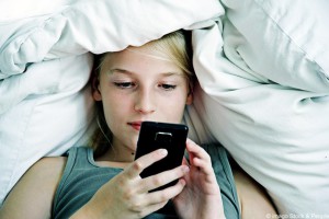 Teenageři kvůli chytrým telefonům trpí nespavostí. Ilustrační foto: Stock&People