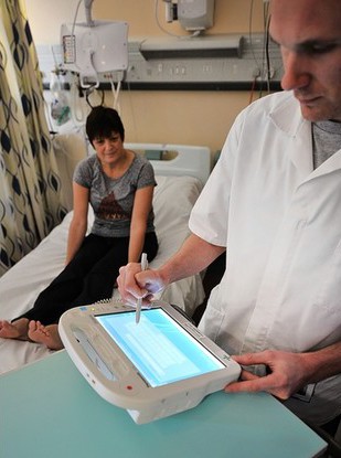 Nový systém: zdravotnický pracovník v britské nemocnici v Grimsby používá při práci s pacientem eRecept. Ručně psané recepty se zde od roku 2013 staly minulostí. Foto: Grimshy Telegraph