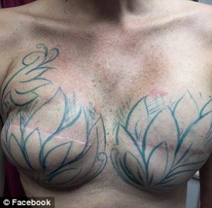 Tatérka nejdříve motiv nakreslila, až teprve poté se pustila do 3,5 hodiny dlouhého tetování. Foto: Facebook/Darwin City Tatoos