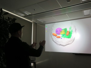 V IT centru se zkouší i nový projekt vizualizace dat. Na snímku 3D model buňky, kterým lze manipulovat pohybem. Foto: MK