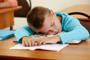 Nedostatek spánku vede ke zdravotním poruchám. Soustředěnost dětí ve škole klesá, někdy je přemůže spánek přímo při vyučování. Foto: Schoolsworld