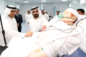 Premiér Spojených arabských emirátů šejk Muhammad ibn Rašíd al-Maktúm si prohlíží světové proslavené simulační centrum. 