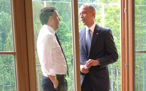 Fotografie sdílená na sociálních sítích mluvčím italského premiéra Matteo Renziho, kde je jeho šéf s prezidentem Obamou, který, zdá se drží v ruce krabičku cigaret. 