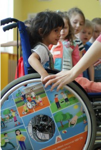 Ambasadoři s sebou na besedy vozí i vozíky pro malé děti, aby si i ti nejmenší mohli zkusit, jaké je to nemoci používat nohy. Foto: VZP