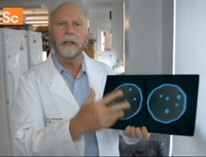 Hvězda genetiky Craig Venter vysvětluje základní princip tzv. syntetické genomiky. Reprofoto: Science Channel.