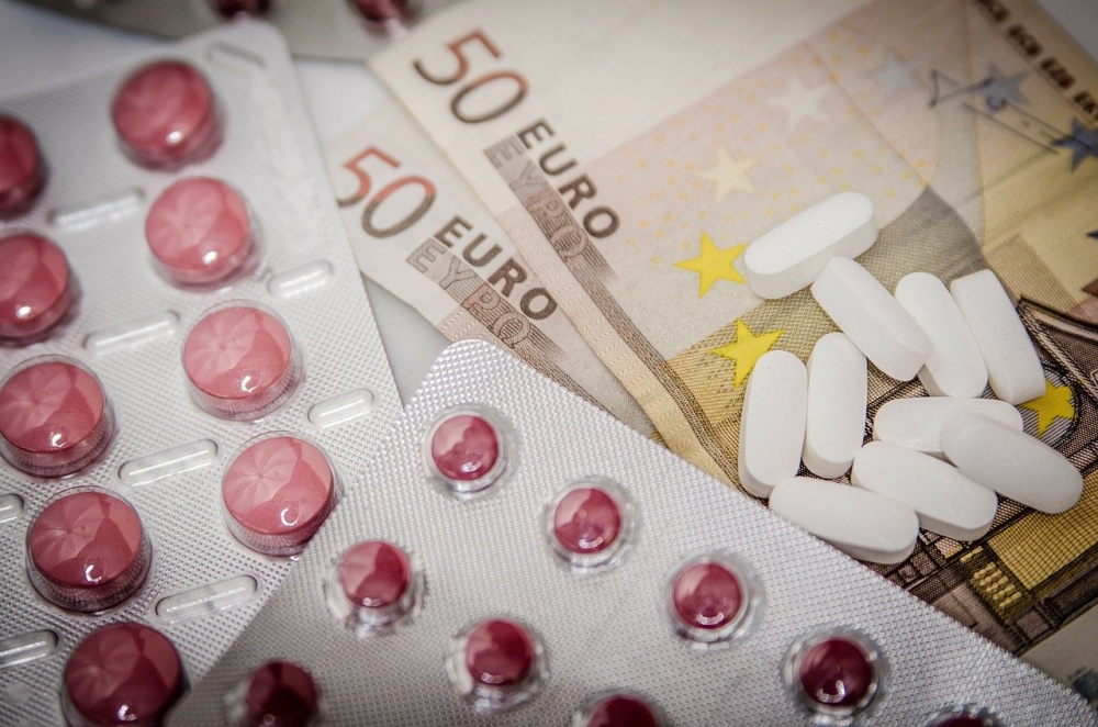 Německé zdravotní pojišťovny vydaly loni za léky o desetinu více než v rub 2020